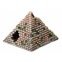 Petit décor en forme de pyramide, idéal comme cachette pour les poissons